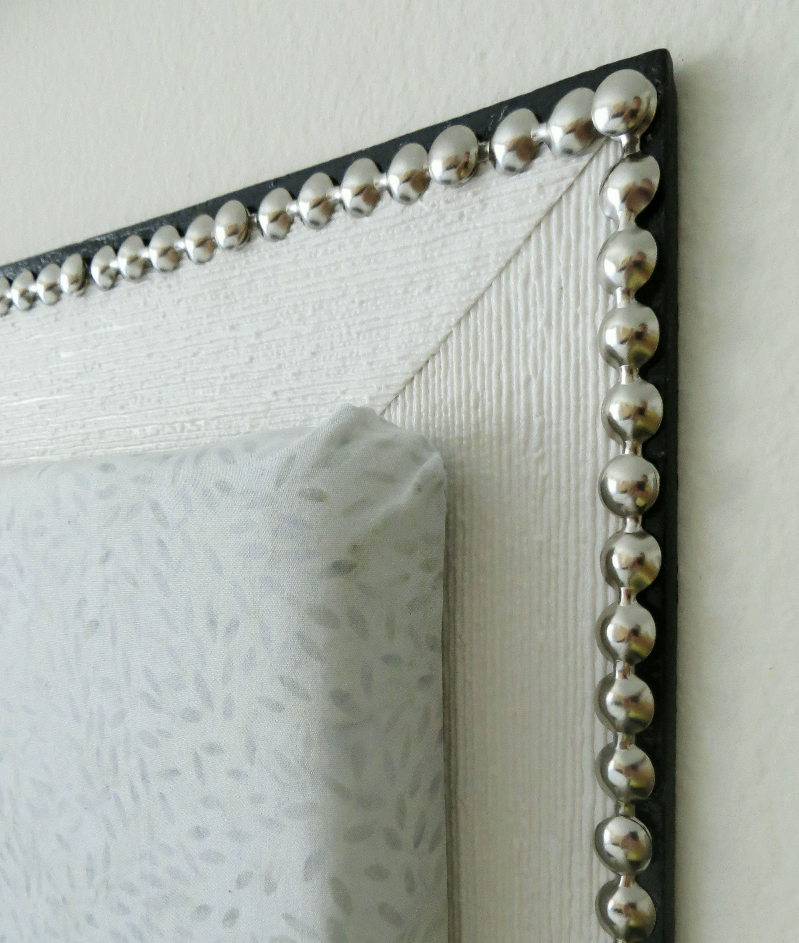 Closeup Of Diy Floating Padded Headboard Foamboard - Chain - HD Wallpaper 