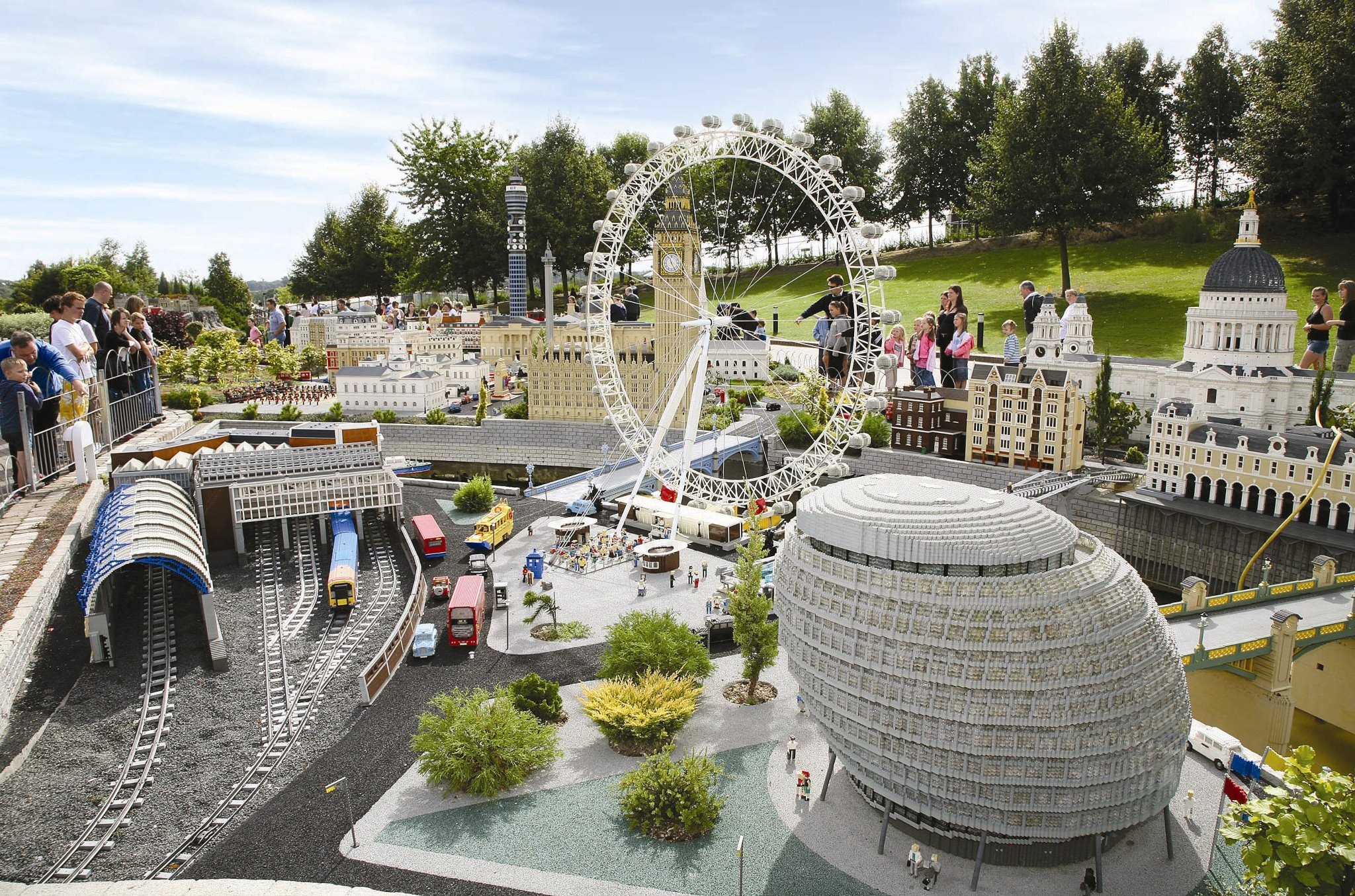 Legoland Windsor Resort In United Kingdom Wallpaper - Legoland Windsor - HD Wallpaper 