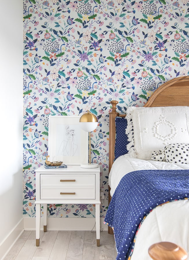 Teen Girl Bedroom Ideas Floral Wallpaper Brass Accents - Older Girls Bedroom Wallpapper - HD Wallpaper 