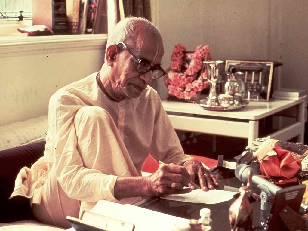 Ia77 Bengali Version Released - Srila Prabhupada Writing Letter - HD Wallpaper 