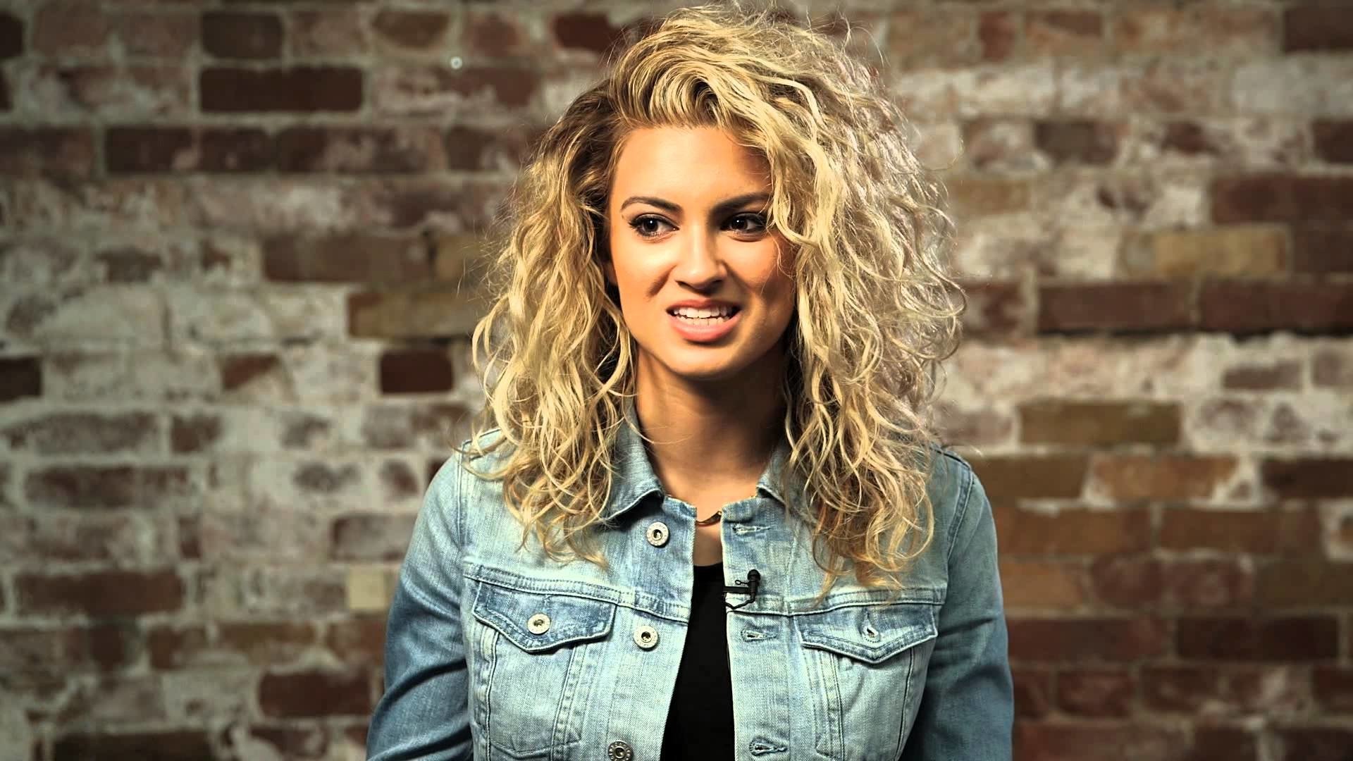 Tori Kelly - HD Wallpaper 