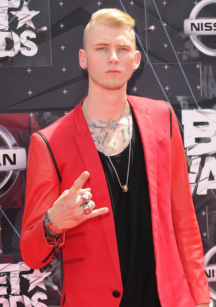 Machine Gun Kelly Red Carpet - 705x1000 Wallpaper - teahub.io