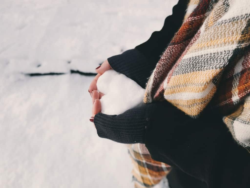 Loves Hands Snow - HD Wallpaper 