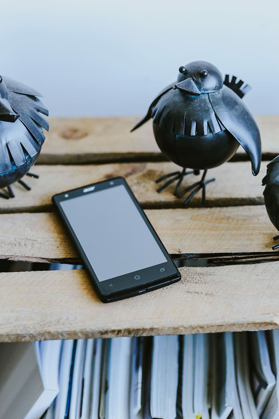 Little Black Plastic Birds With A Smartphone On A Shelf, - Iphone - HD Wallpaper 