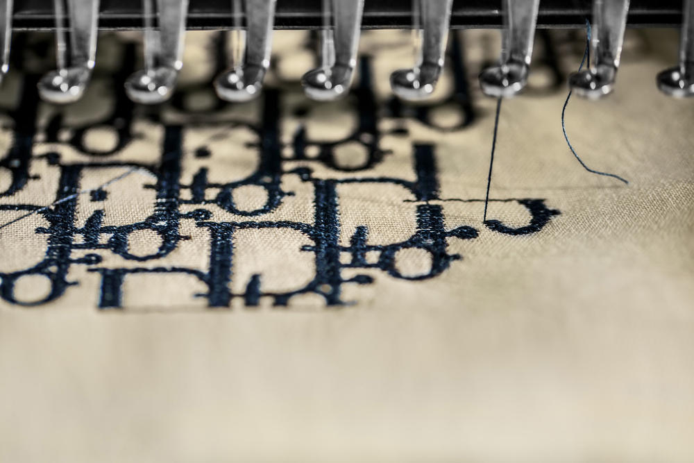 Tote Book Dior Porté - HD Wallpaper 