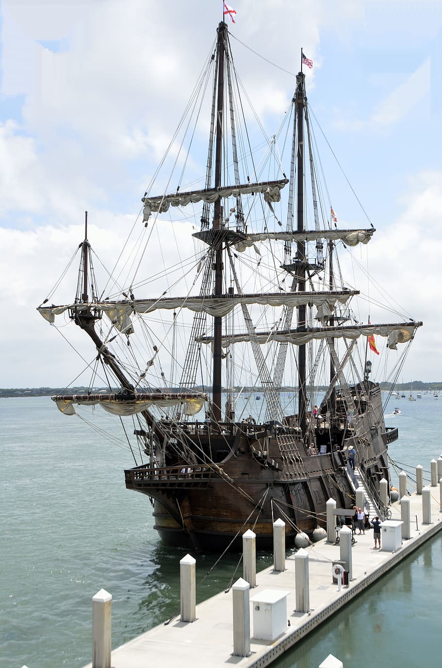 Black Pearl Near Dock, Galleon, Ship, Moored, Sail, - Galleon Ship - HD Wallpaper 