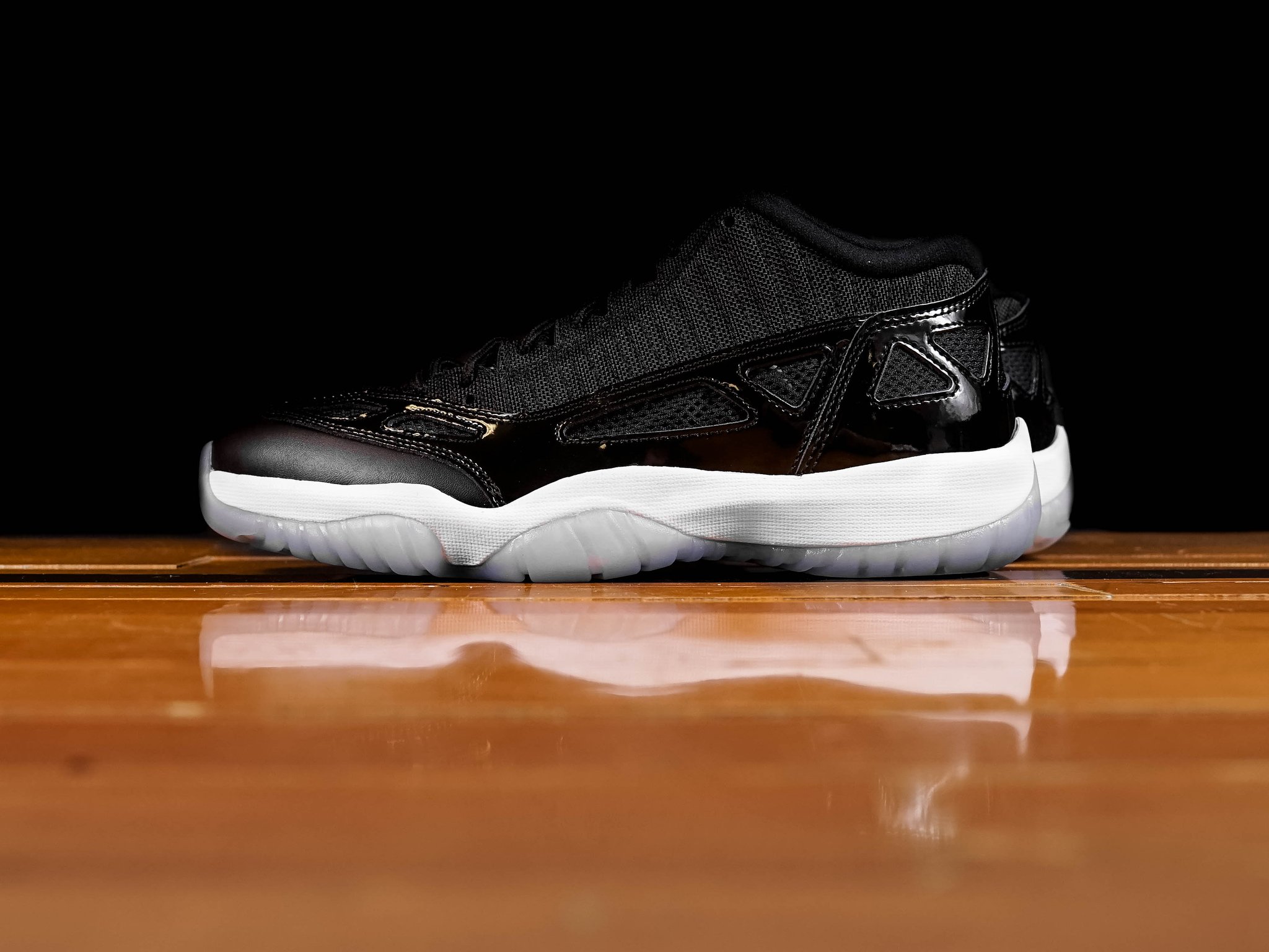 Air Jordan 11 Low Ie Space Jam - 2048x1536 Wallpaper teahub.io