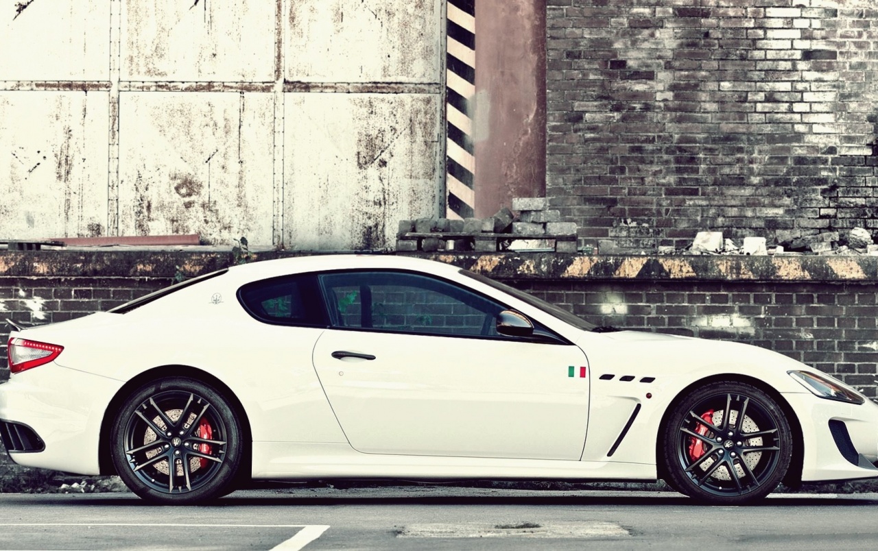 White Maserati Granturismo Mc Side Wallpapers - Maserati Granturismo Mc Stradale - HD Wallpaper 