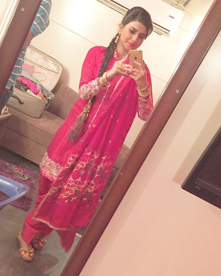 Punjabi Suit Nimrat Khaira - HD Wallpaper 