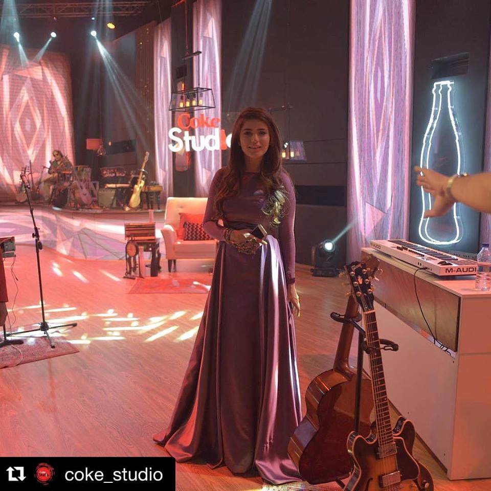 Zeenat Shaikh - Momina Mustehsan Coke Studio Dress - HD Wallpaper 