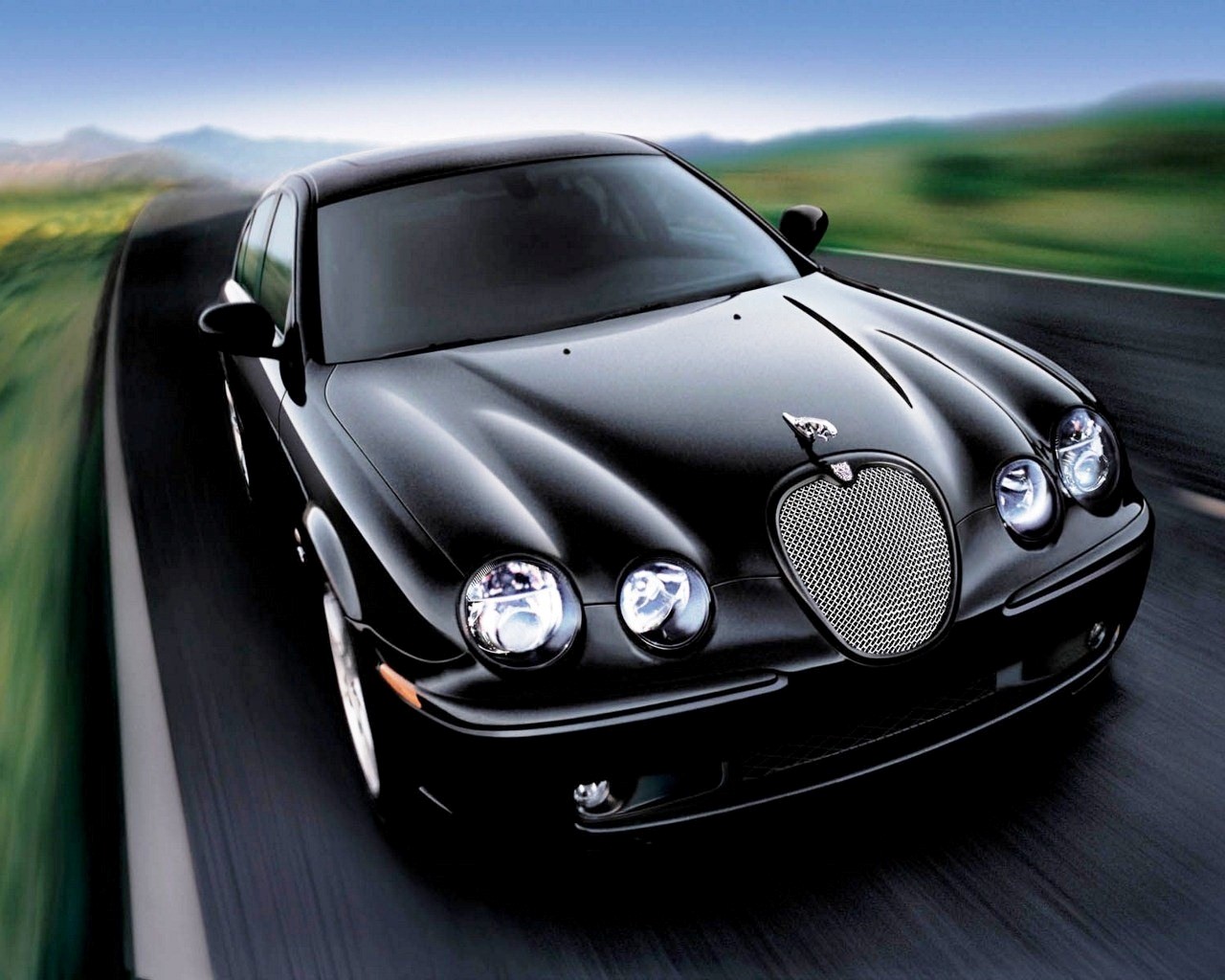 Black Jaguar On Road - Jaguar Car With Logo - HD Wallpaper 