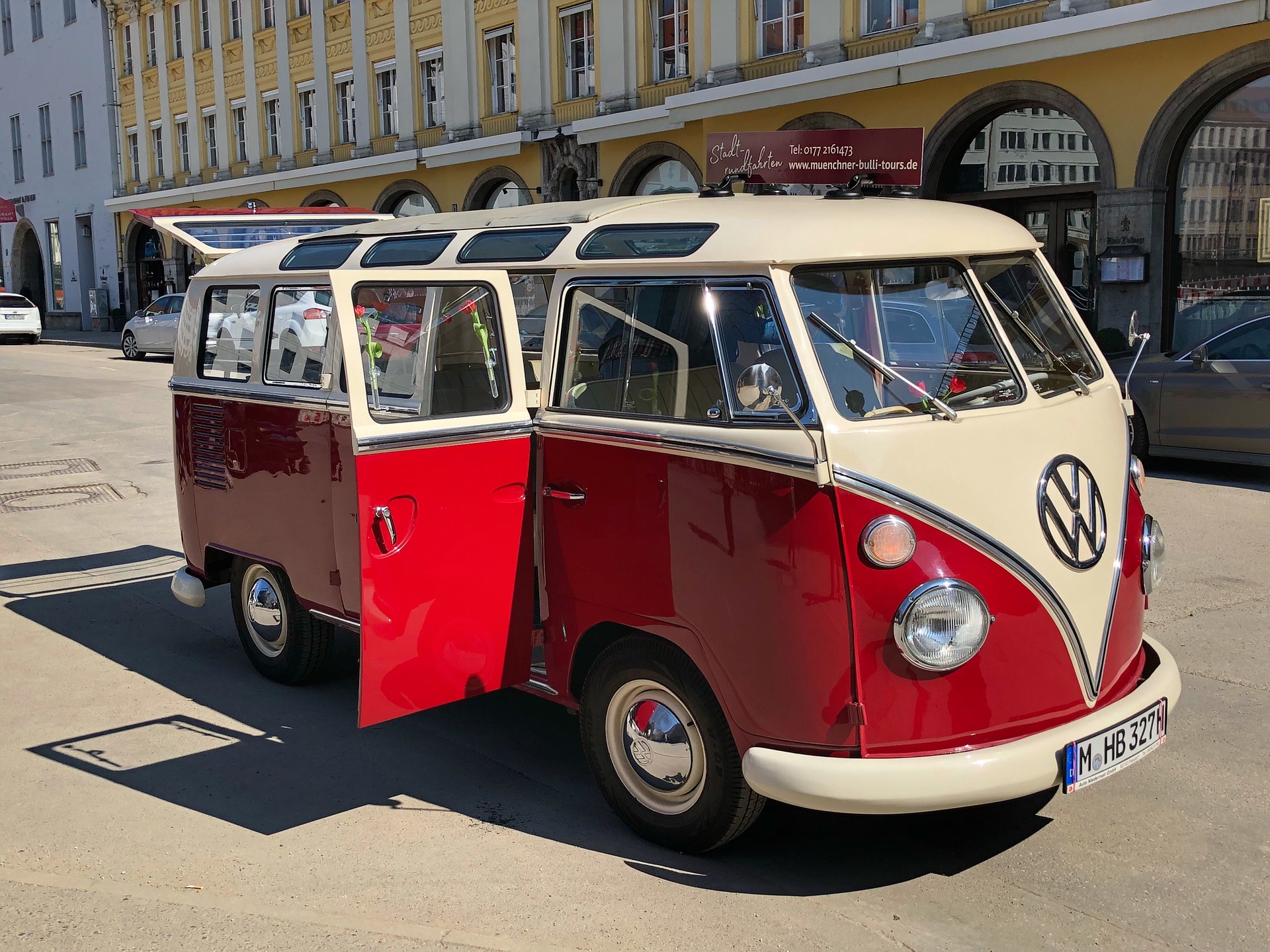 0000025555 Red White Vw Bus Wallpapers Submitted By - Bulli Vw Bus - HD Wallpaper 