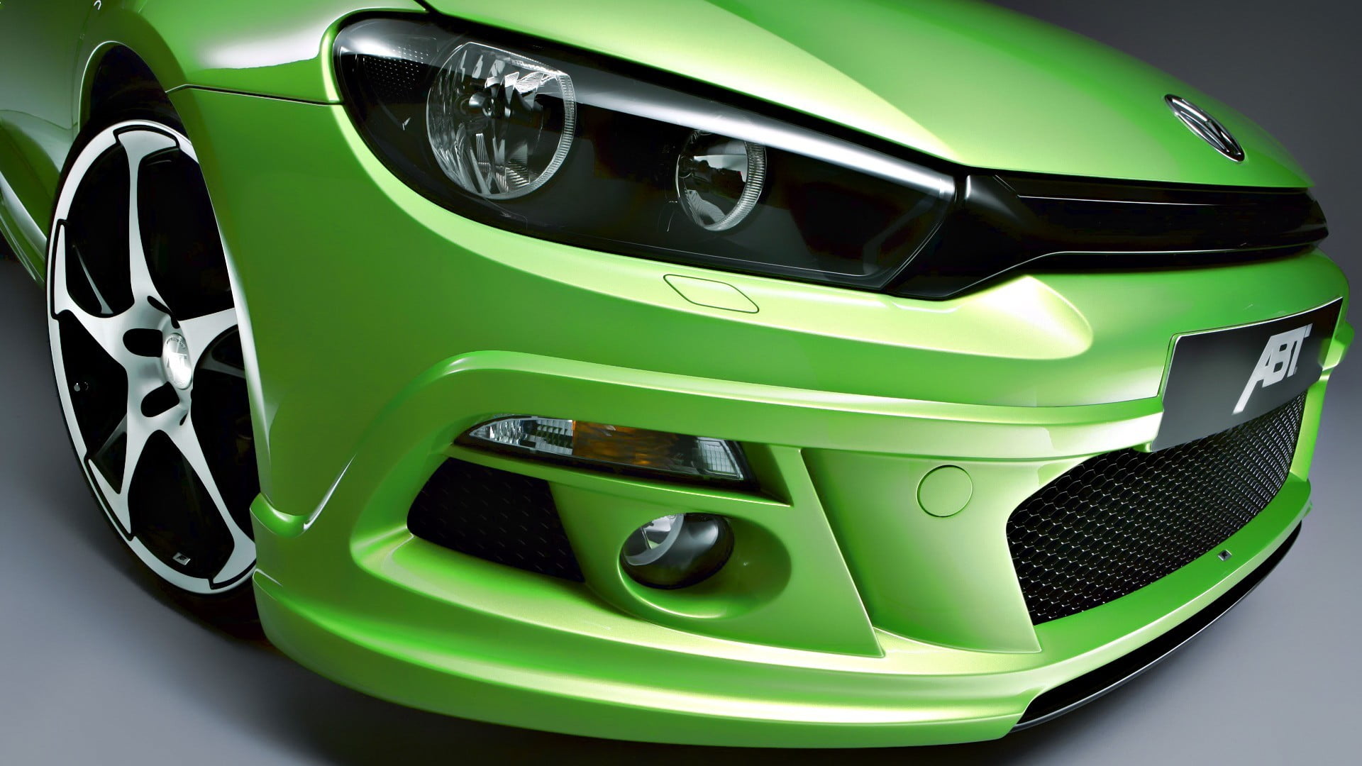 Car In Green Colour - HD Wallpaper 