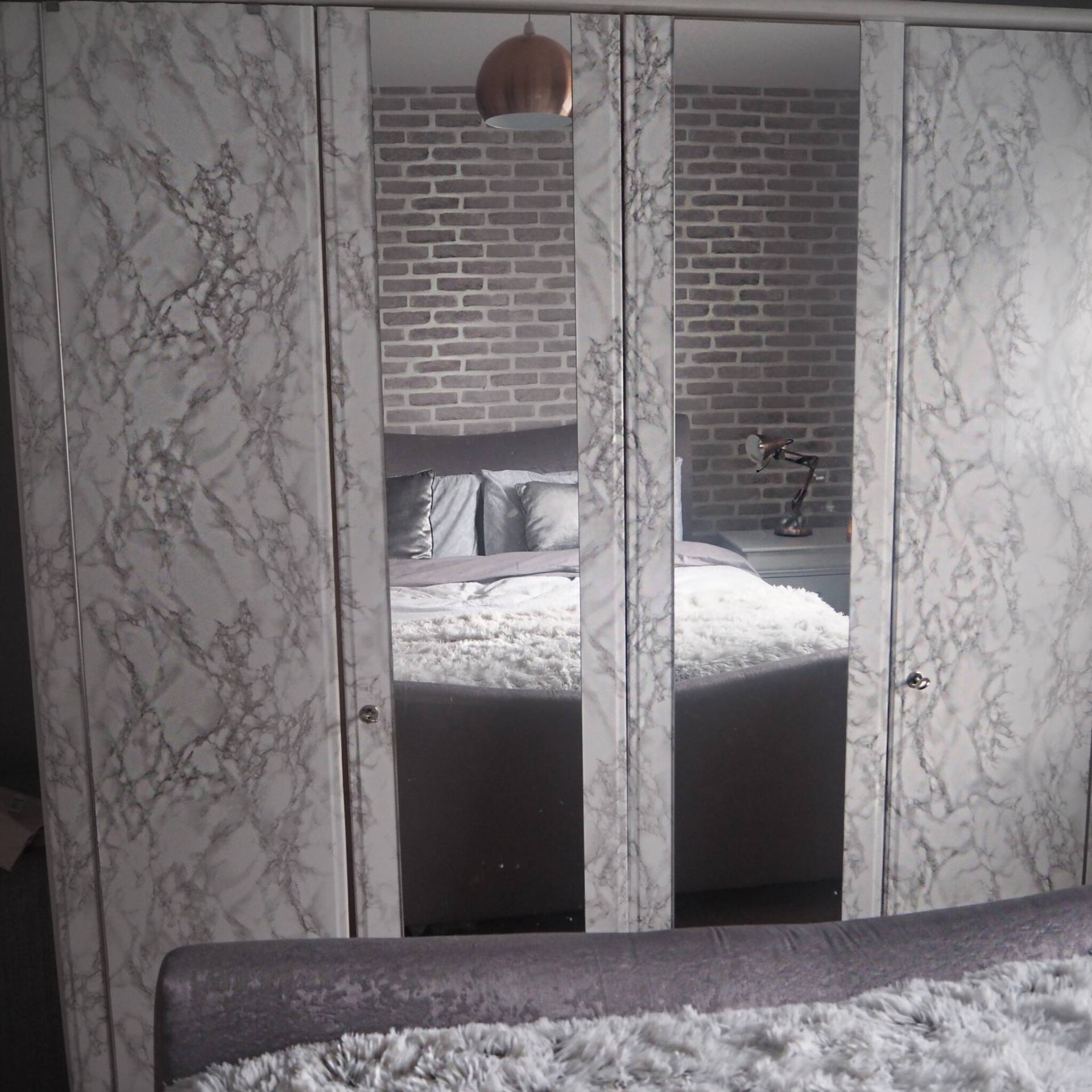 Copper Effect Wallpaper - White And Grey Marble Wardrobes - HD Wallpaper 