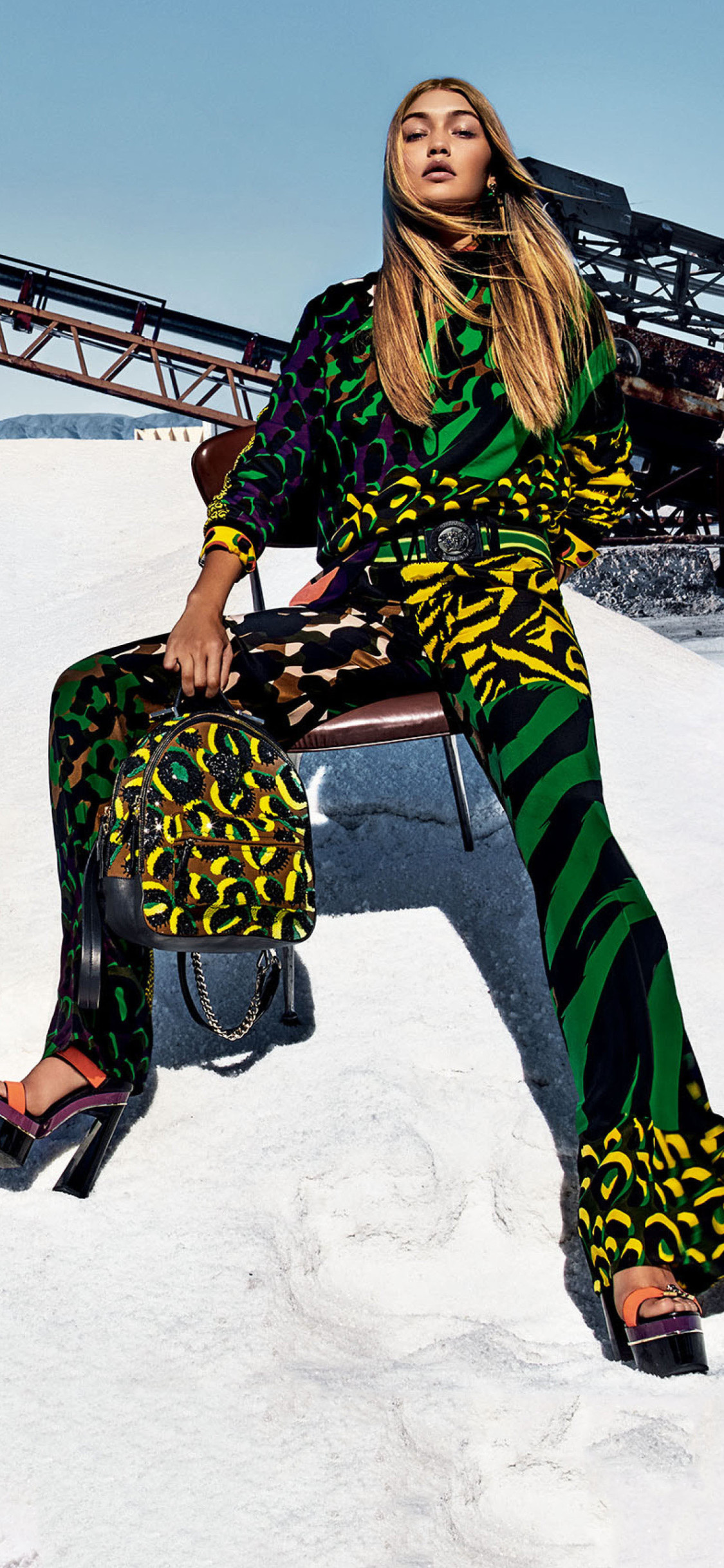 Gigi Hadid Versace Ad - HD Wallpaper 