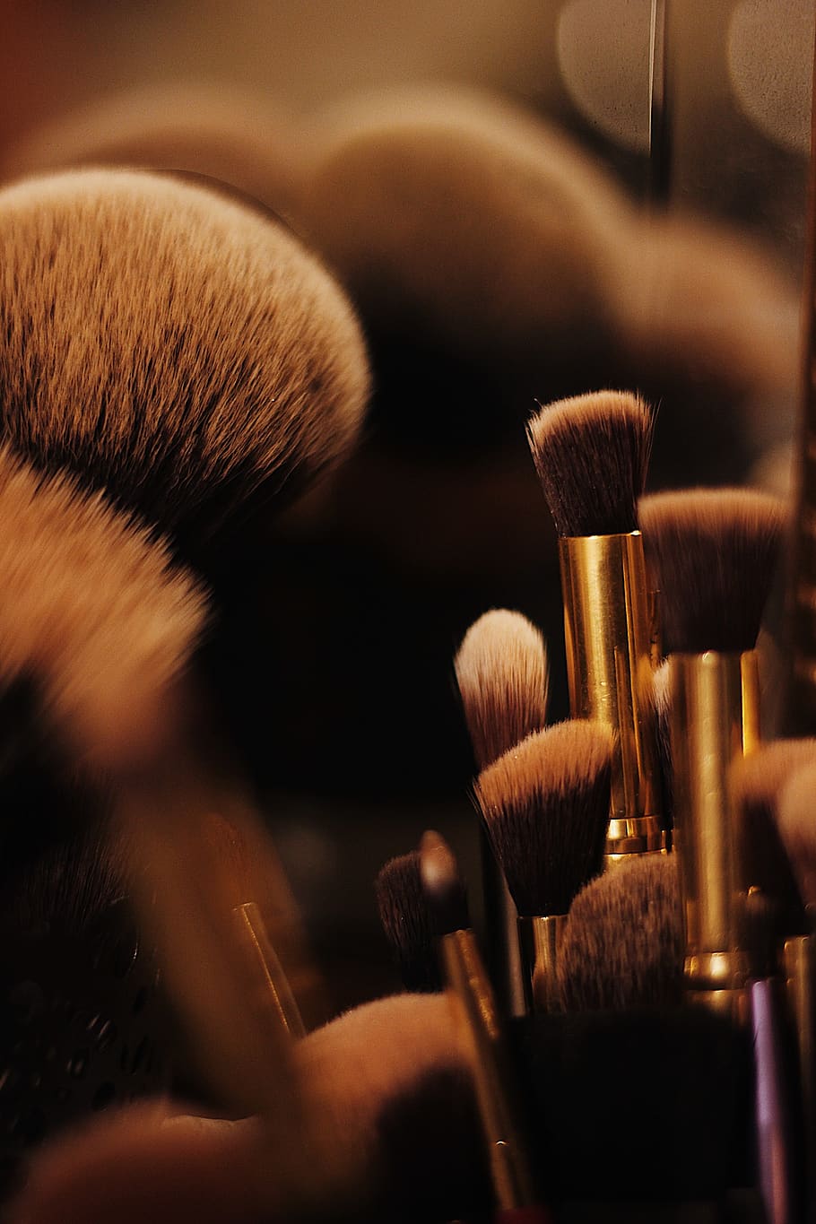 Brown Makeup Brush Lo, Tool, Human, Person, Cosmetics, - Makeup Brush Photography - HD Wallpaper 
