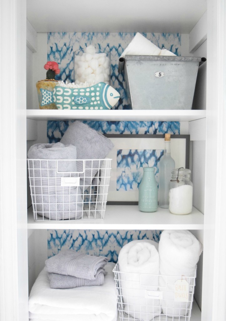 Organizing A Closet In A Bathroom With Wallpaper - Cupboard - HD Wallpaper 