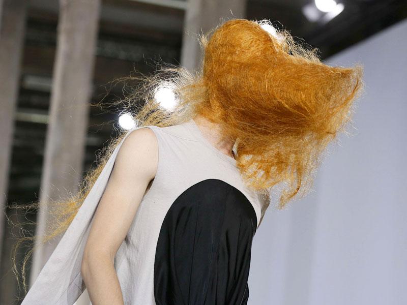 A Model Presents A Creation By Us Designer Rick Owens - Girl - HD Wallpaper 