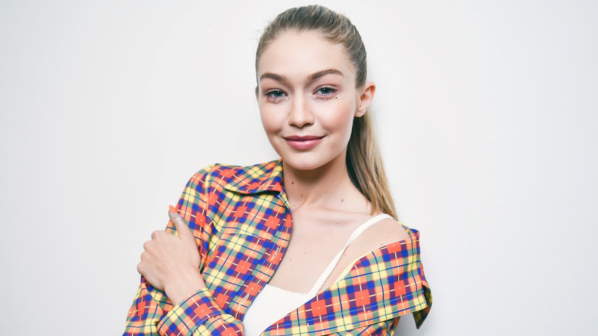 Gigi Hadid Wallpaper For Computer - Gigi Hadid Wallpaper Latest - HD Wallpaper 