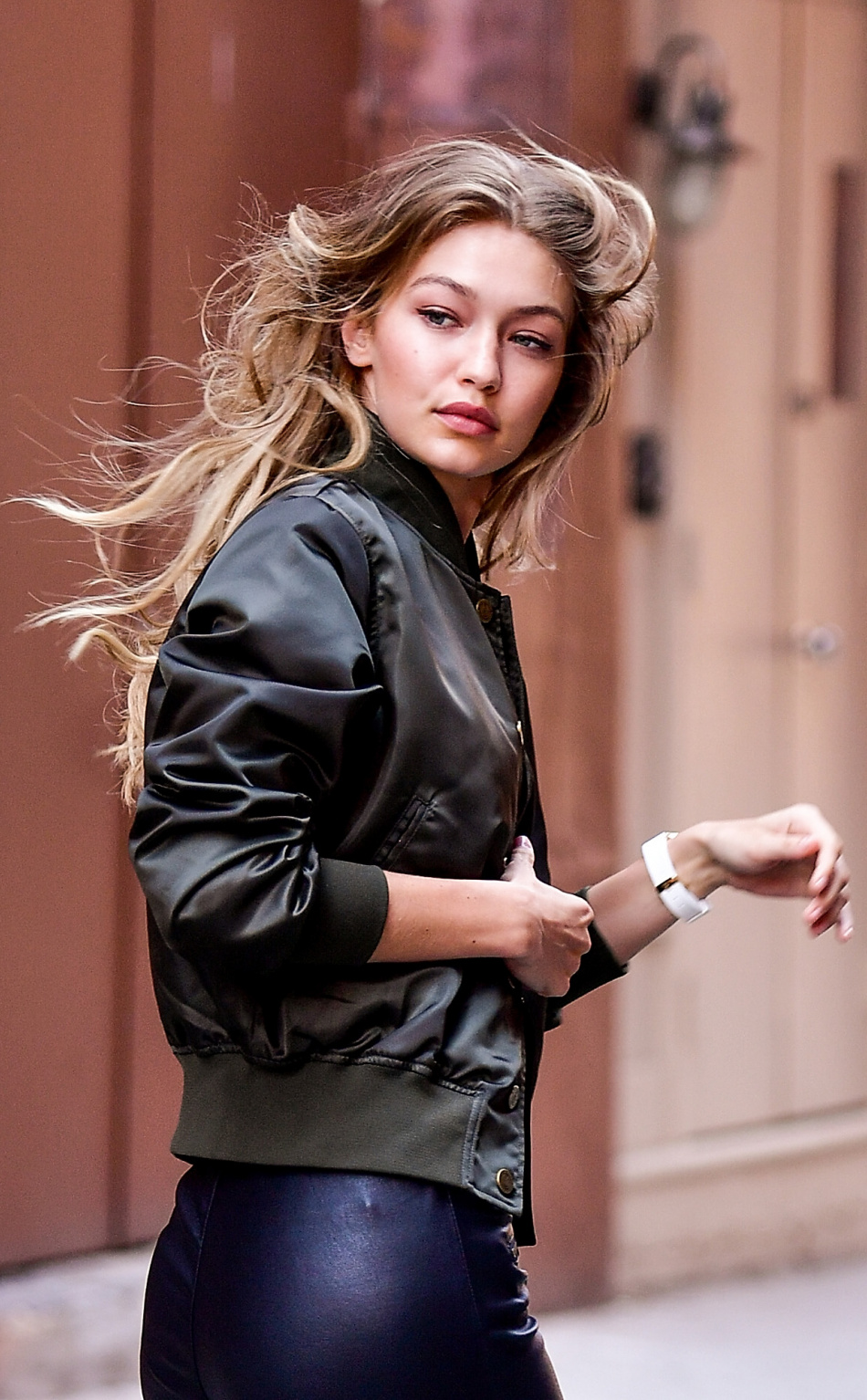 Gigi Hadid, Fashion Model, Celebrity, 2017, Wallpaper - Gigi Hadid Bomber Jacket Tommy - HD Wallpaper 