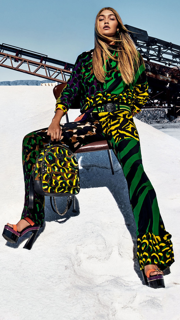 Gigi Hadid Versace Ad - HD Wallpaper 