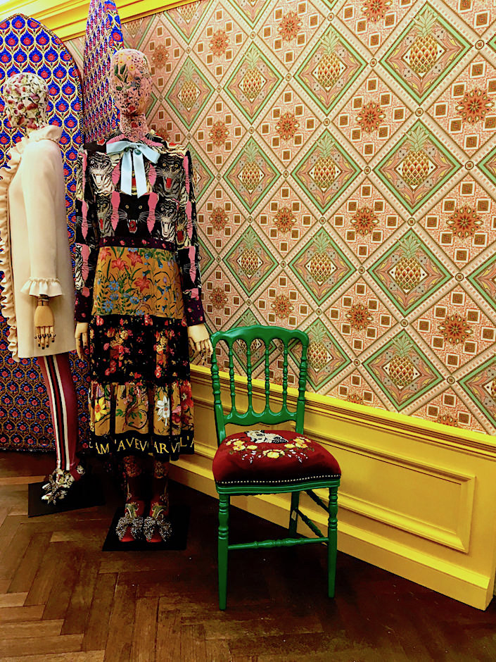 Gucci Pineapple Wallpaper At Bergdorf S - Gucci Decor - HD Wallpaper 