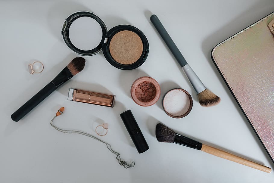Flat Lay Photography Of Makeup Brushes And Compacts, - Makeup Set On Bed - HD Wallpaper 