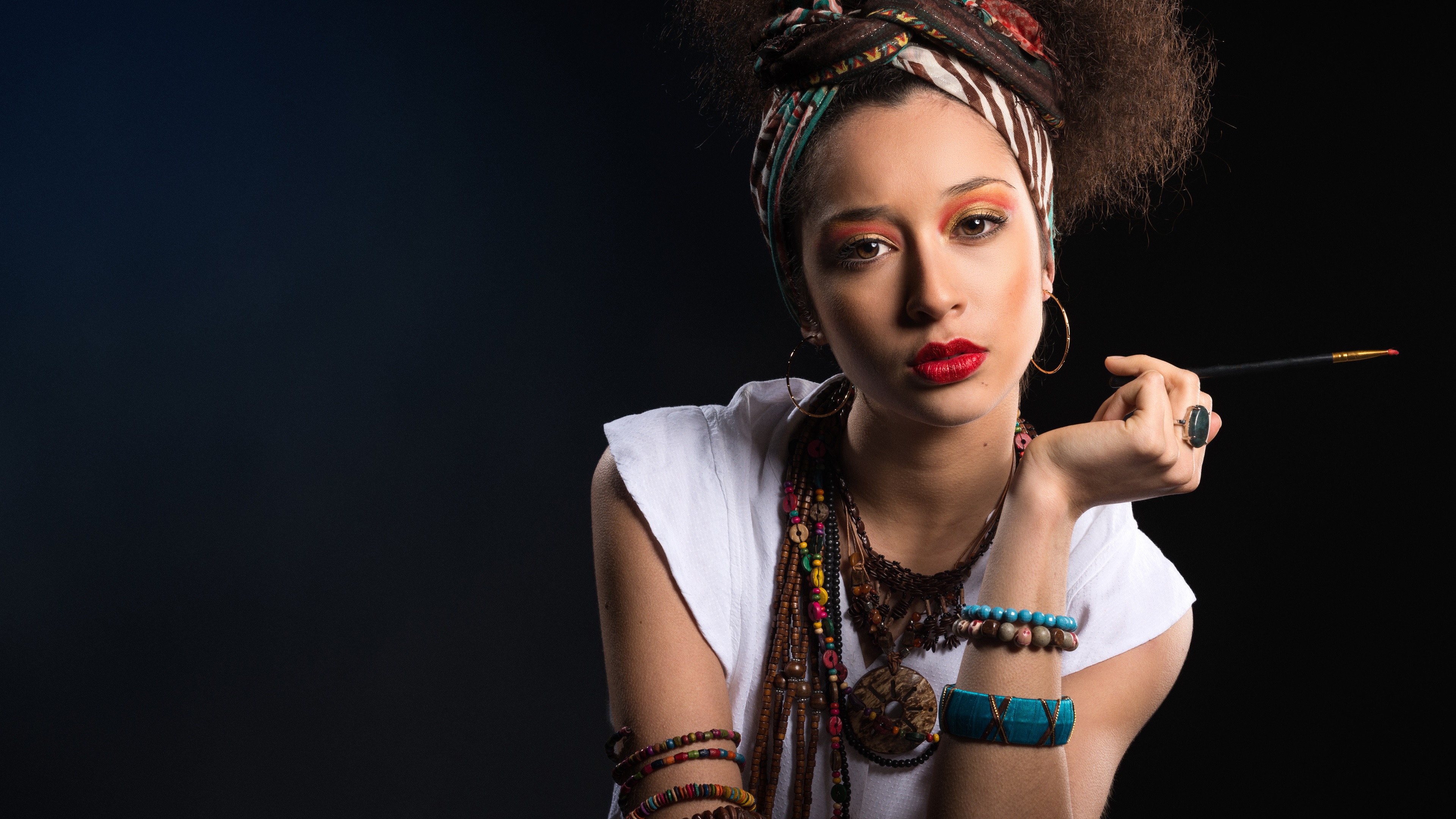 Wallpaper Fashion Girl, Portrait, Makeup, Brushes - Wallpaper - HD Wallpaper 