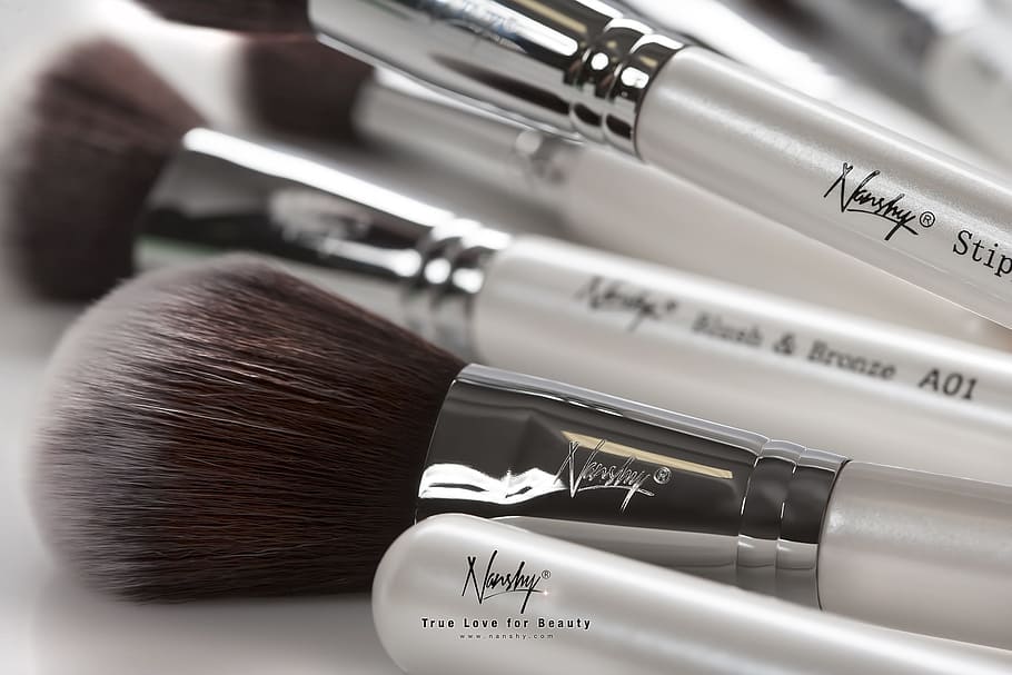 Norshy Makeup Brush On White Surface, Makeup Brushes, - Jemné Kosmetické Štětce - HD Wallpaper 