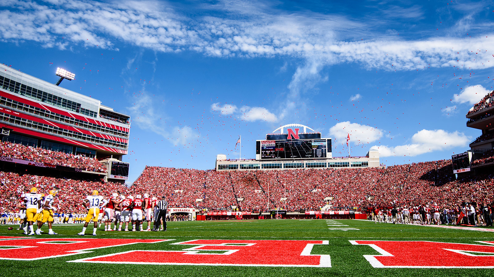 Memorial Stadium Lincoln Field - HD Wallpaper 