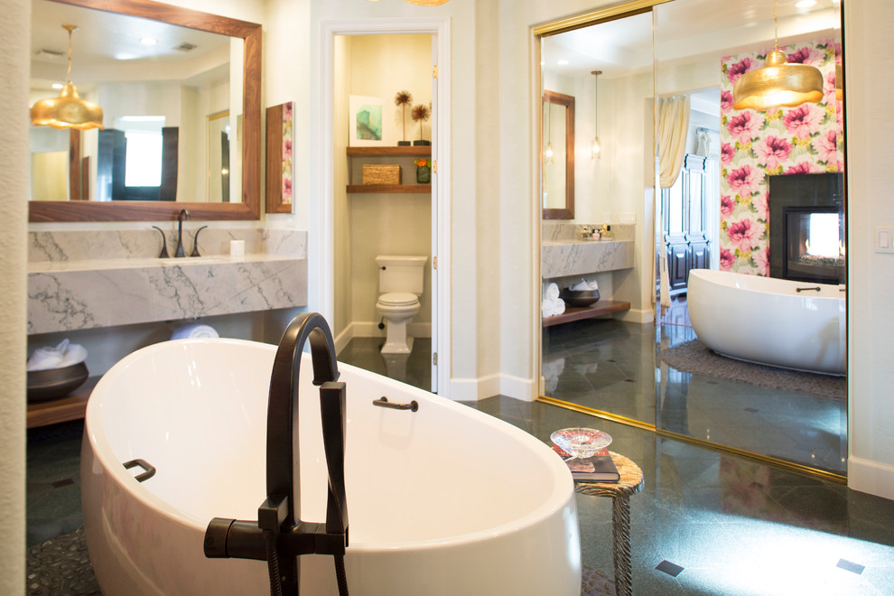 White Bathtub And Two Sided Fireplace Accent Tiles - Interior Design - HD Wallpaper 