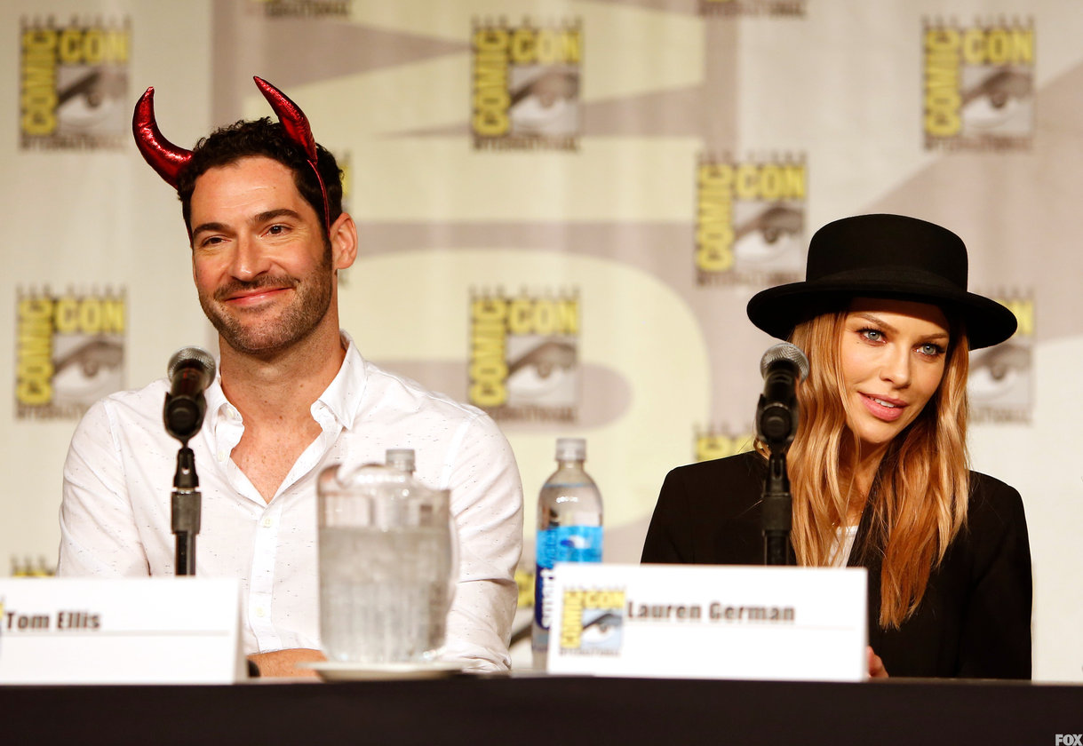 Tom Ellis And Lauren German - San Diego Comic-con International - HD Wallpaper 