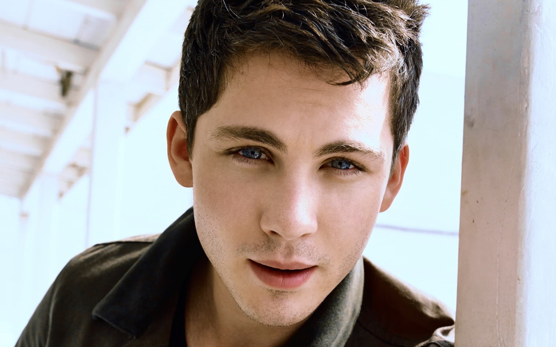 Logan Lerman Wallpaper Photos - Logan Lerman 2017 - HD Wallpaper 