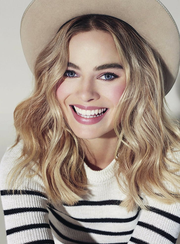 Portrait, Looking At Viewer, Actress, Sweater, Margot - Margot Robbie Smile - HD Wallpaper 