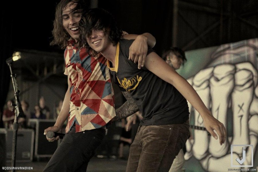 Kellin Quinn And Vic Fuentes Live - HD Wallpaper 