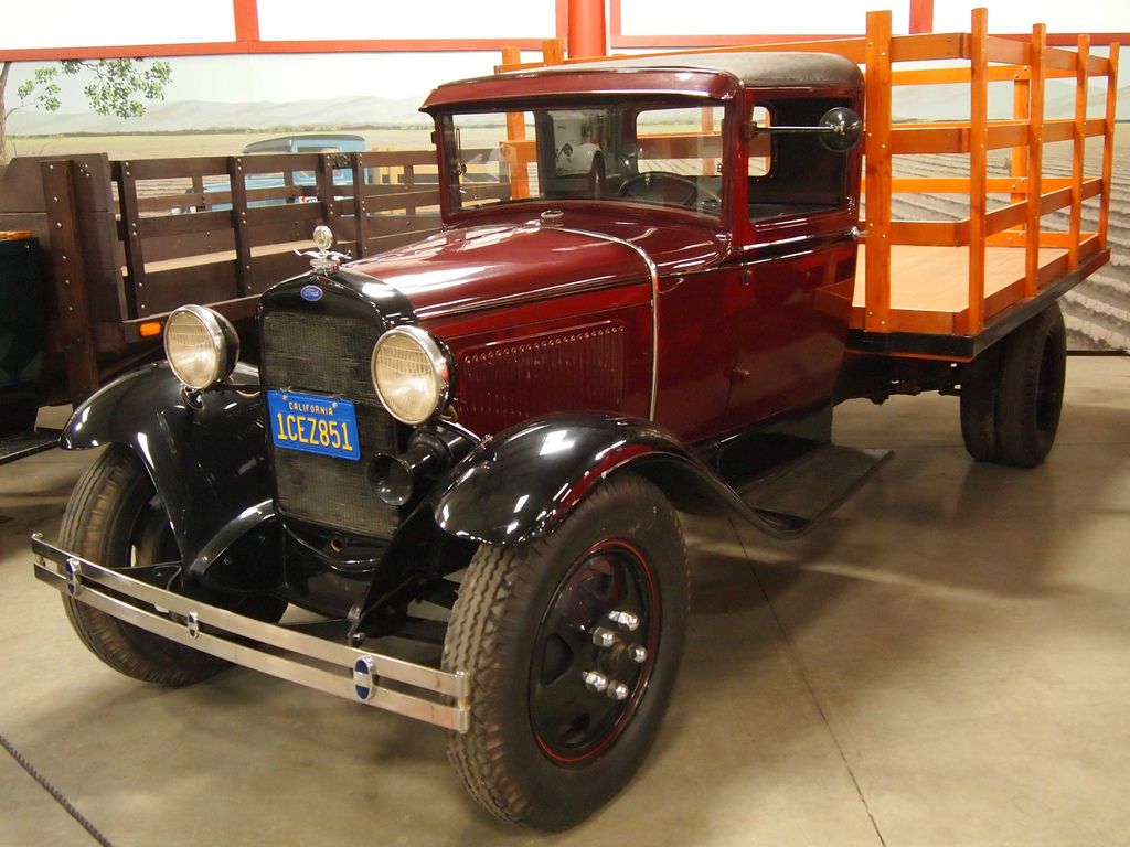 Classic Trucks In Hays Antique Museum, California - Antique Car - HD Wallpaper 