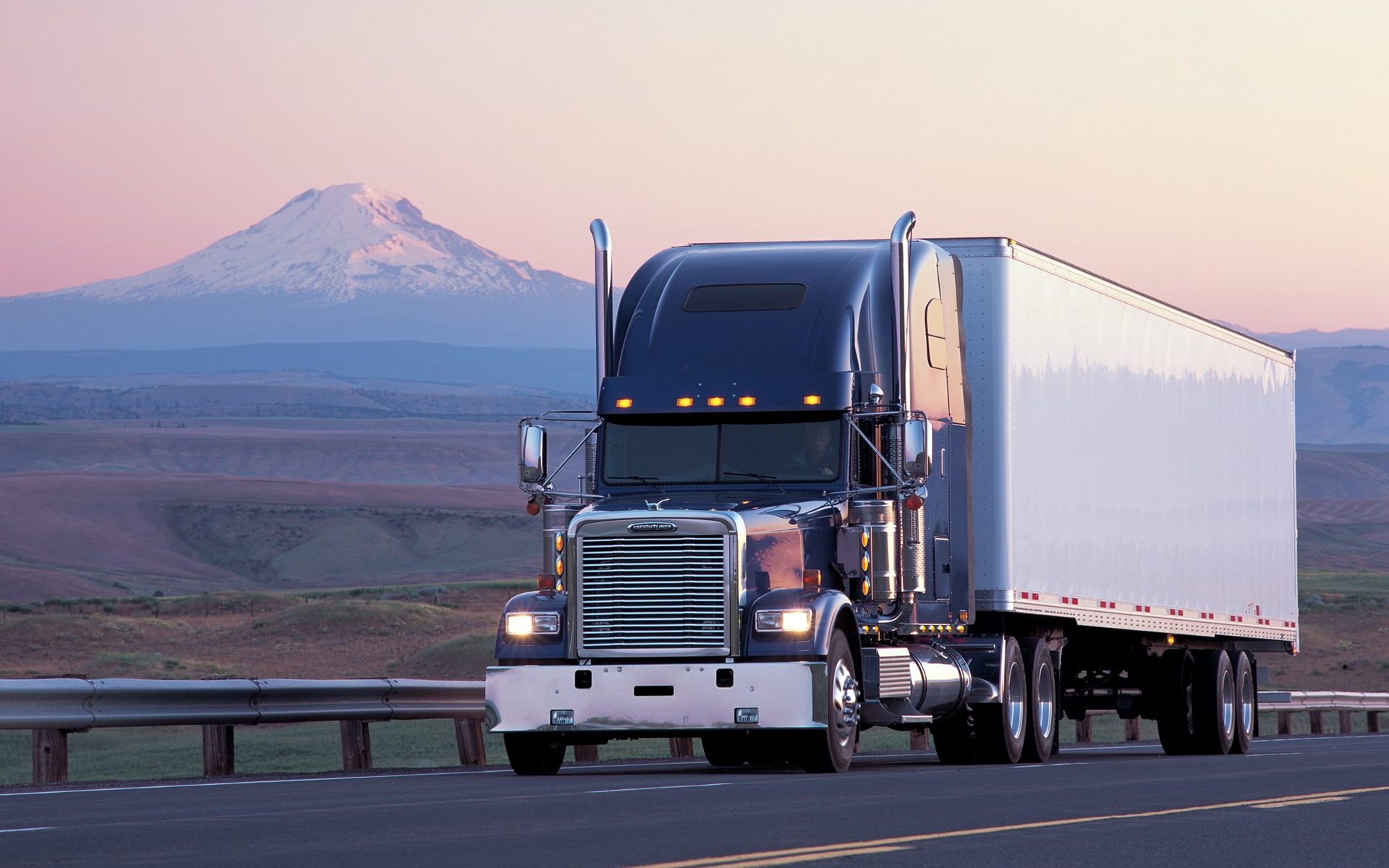 Freightliner Truck Wallpaper Hd - HD Wallpaper 