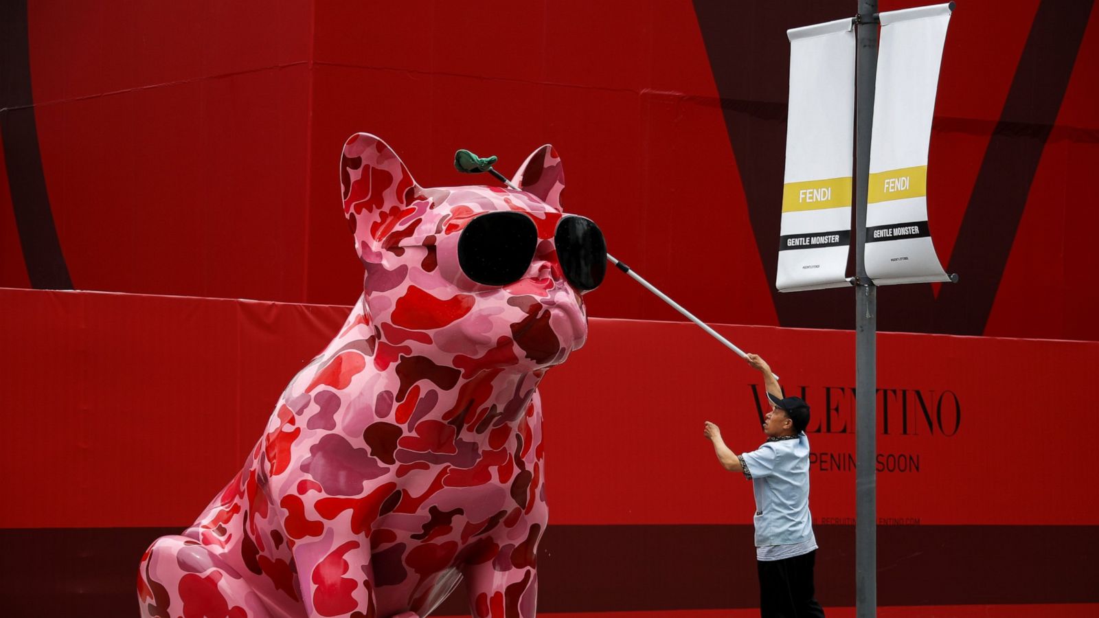 Sculpture Outside A Starbucks In Beijing - HD Wallpaper 