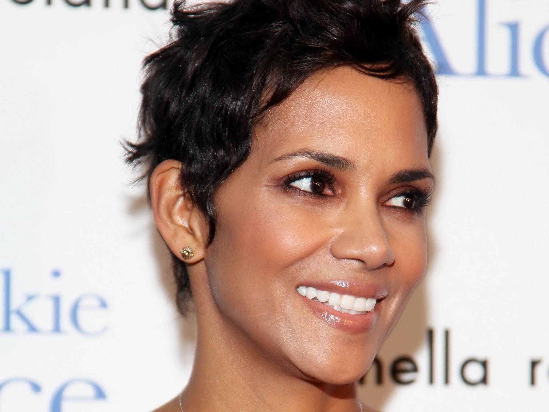 Halle Berry Pictures - HD Wallpaper 