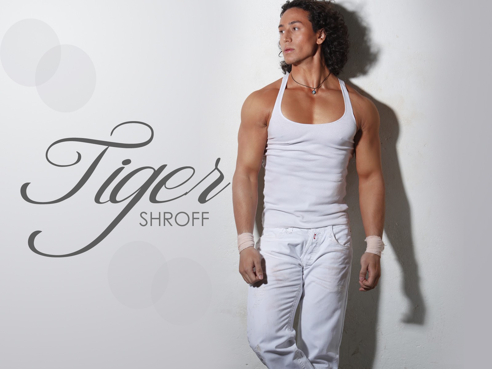 Tiger Shroff - 1600x1200 Wallpaper 