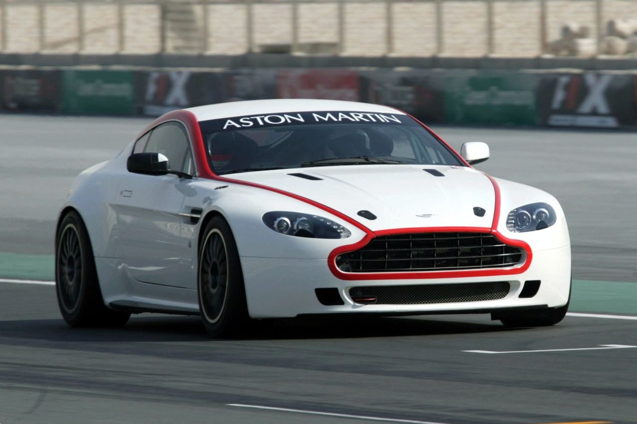 Amazing Aston Martin Vantage Gt4 Pictures & Backgrounds - Aston Martin Vantage Gt4 - HD Wallpaper 