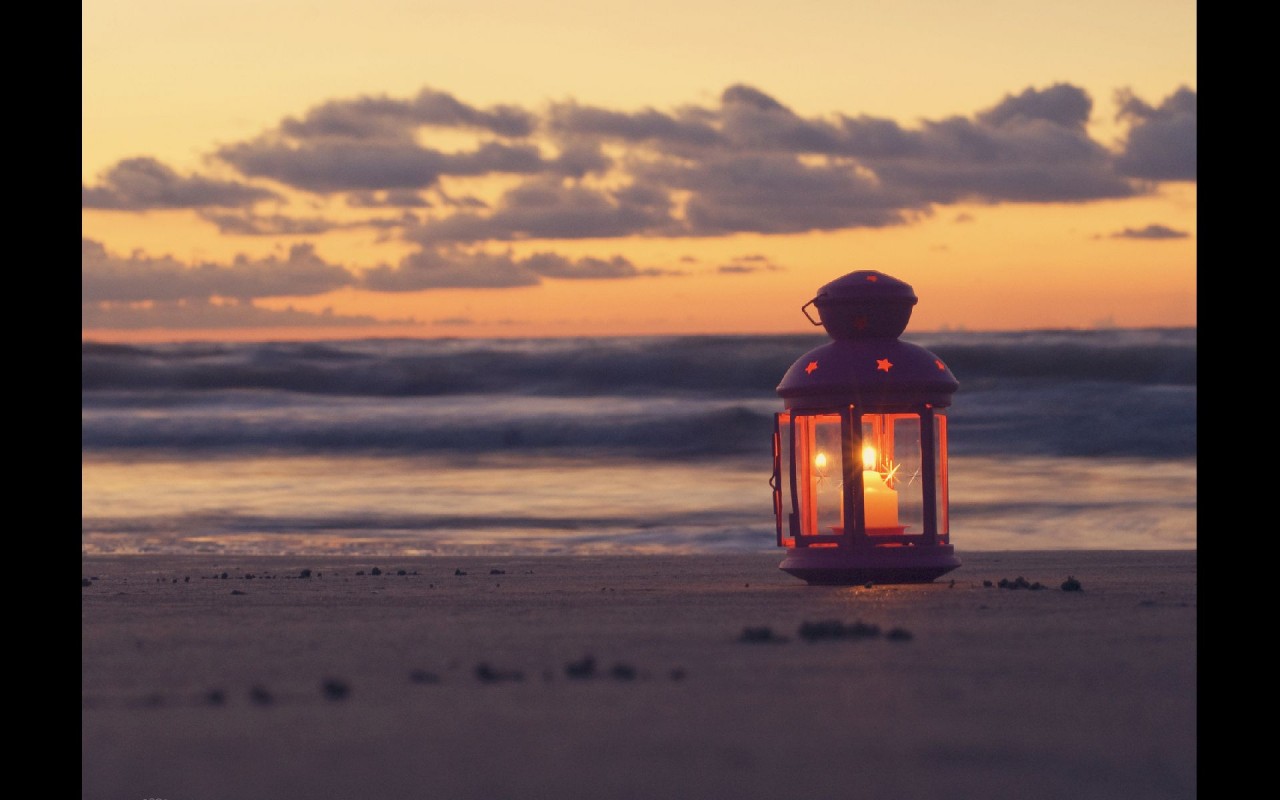 Lantern On The Beach Wallpapers - Lantern Beach - HD Wallpaper 