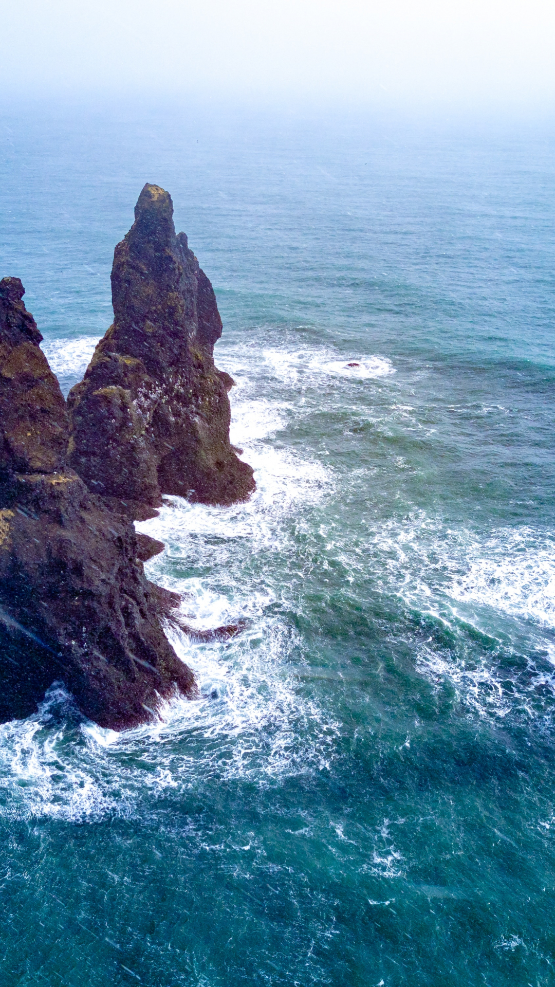 Black Sand Beach Iphone Wallpaper - Cliff - HD Wallpaper 