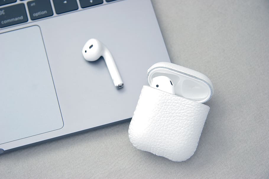 White Apple Airpods Beside Macbook Pro, Earbud, Desk, - HD Wallpaper 