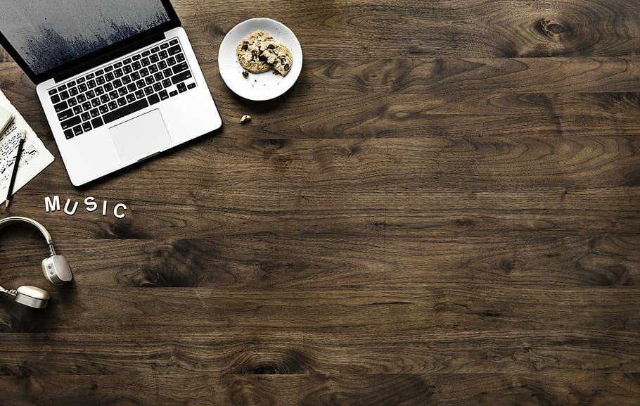 Macbook Pro On Brown Table, Wood, Desktop, Wooden, - Music Background - HD Wallpaper 