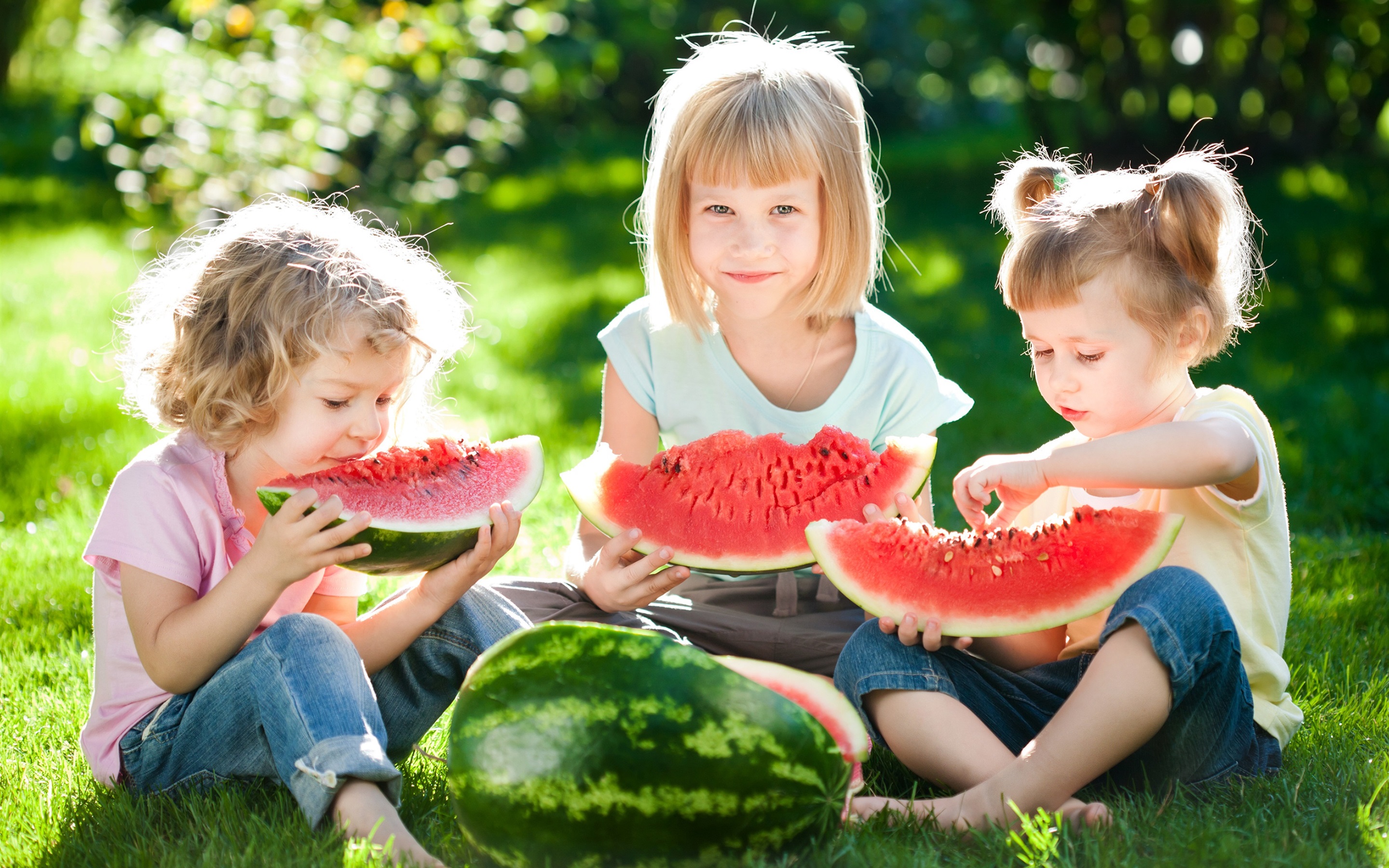 Wallpaper Three Cute Child Girls Eat Watermelon - Girls Eat Watermelon - HD Wallpaper 