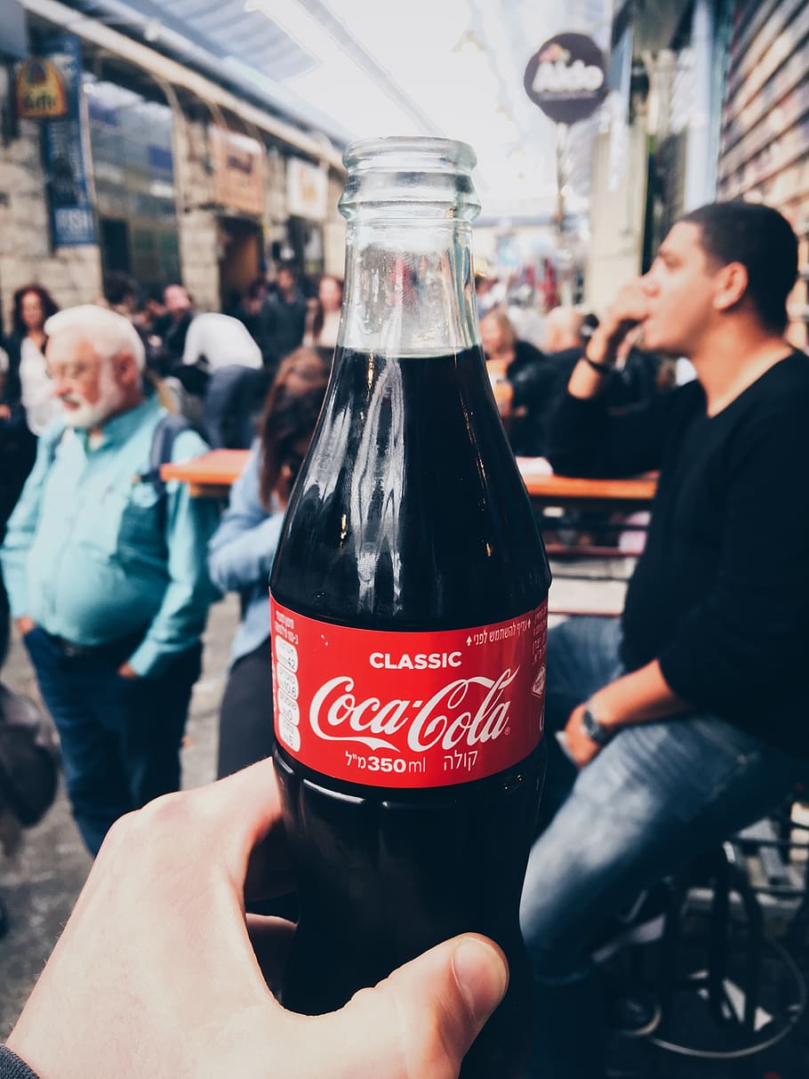 Person Holding 350 Ml Clear Glass Coca-cola Soda Bottle, - Coca Cola Wallpaper Iphone 7 - HD Wallpaper 