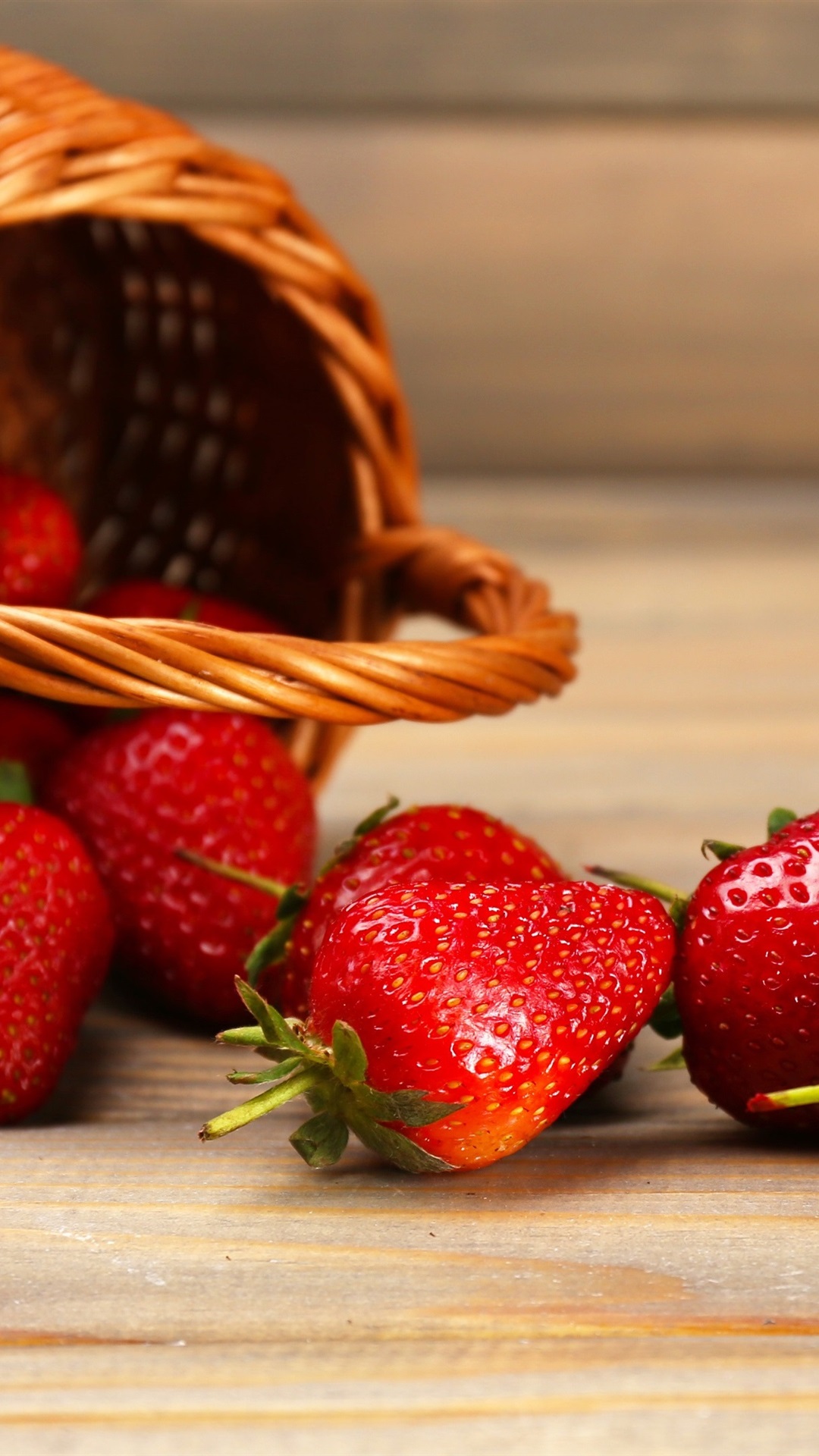 Iphone Wallpaper Juicy Fruit, Strawberry, Basket - Fond D Ecran Planche De Bois Et Fraise - HD Wallpaper 