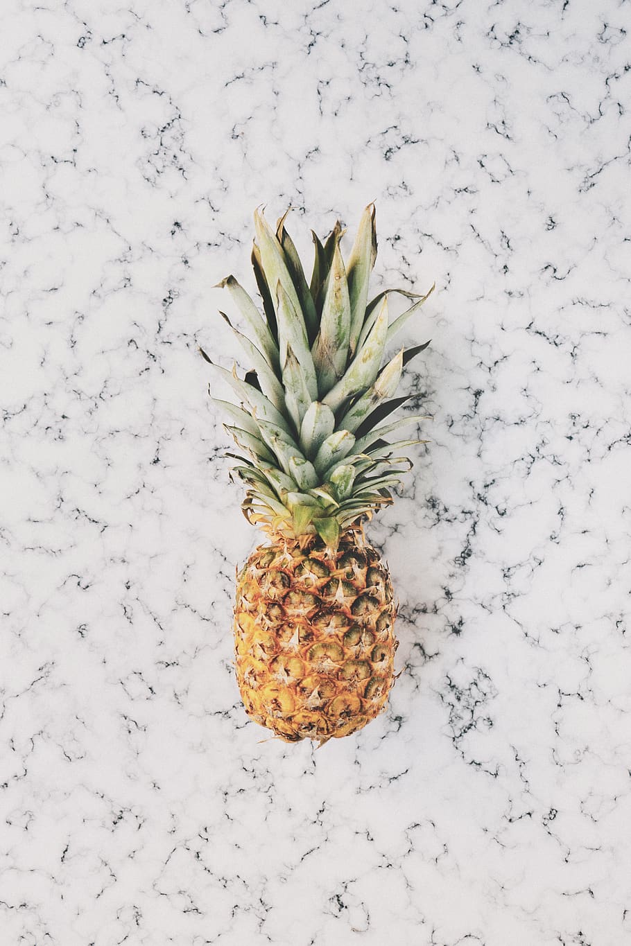 A Pineapple Sitting On A White Countertop - Pineapple With Marble Background - HD Wallpaper 