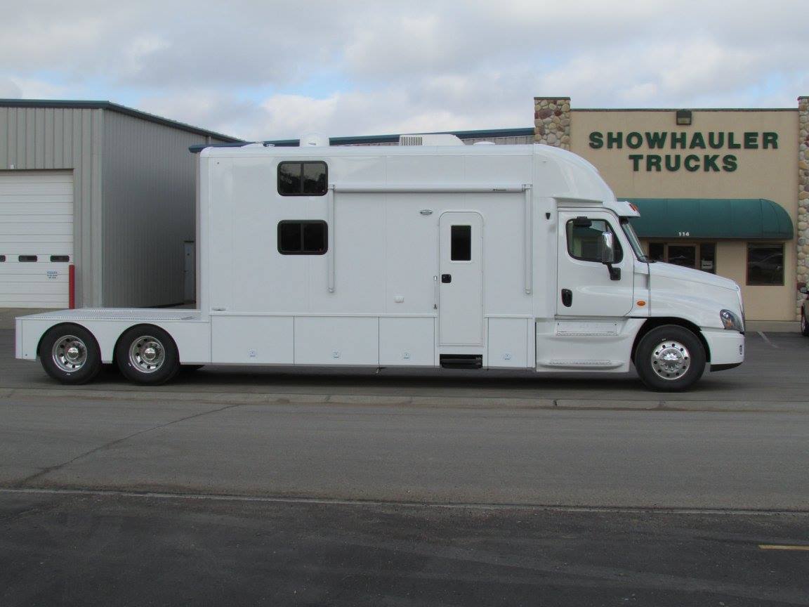 Showhauler Toterhome Conversion - Semi Camper Truck - HD Wallpaper 